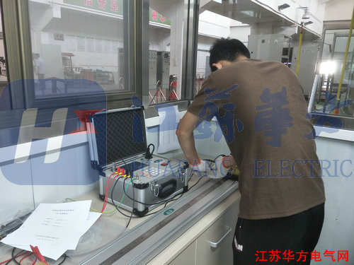                                                    华方技术人员现场调试智能电缆金属导线电阻率仪